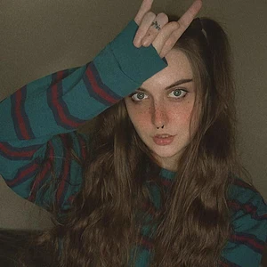 I'm funny, hot and cringy ;)