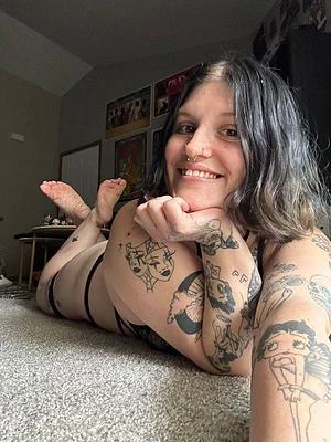 Let a goth slut show you fun hehehe