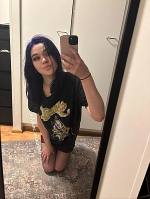 I bet you’d love to see what’s underneath😘🖤
