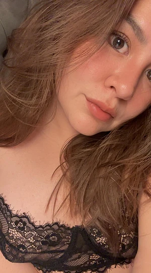 Sweet control meets affection. Iβll be your soft, demanding girlfriend , gentle when you deserve it, dominant when you need it.π₯ Latina GF β€οΈβπ₯