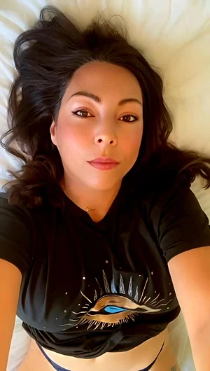 wanna fuck this mom? tell me on my fans