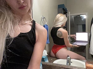 Mirror selfies 😘😘 don’t forget to say hi ☺️