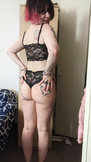 snakeheart booty in black lace and red hair