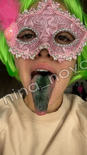 I dyed my tongue green for you