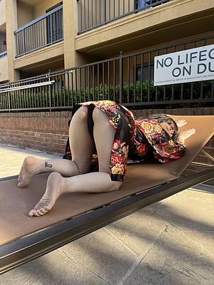Give me a massage by the poolside ?