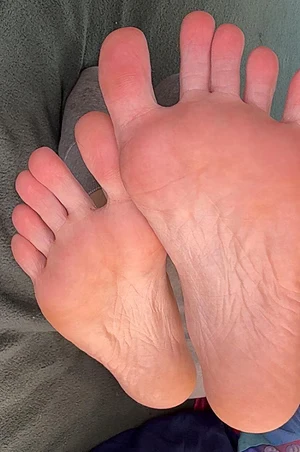 Come show my feet the love they need 🥵