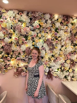 Who doesnβt love a wall of flowers π₯°π₯°