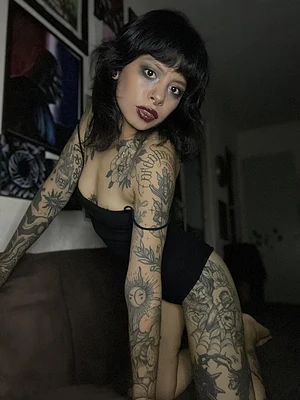 Latina natural petite