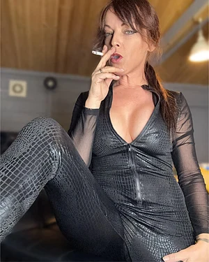 Smoking hot Cougar ;)