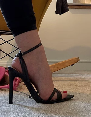 Black heels…red toes