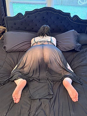 Cover my feet and ass in cum Daddy!