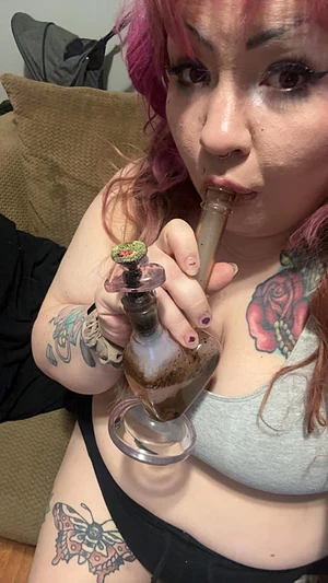 My first post here. Let’s smoke and play babe
