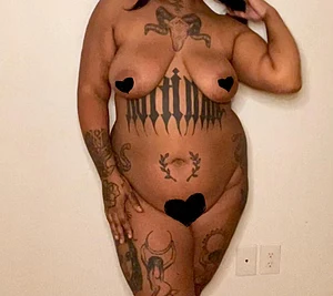 Ebony. Tatted. Curvy. Juicy ๐ฆ๐