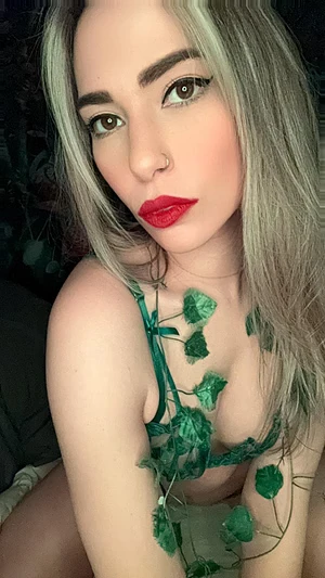 Embracing the wild side with poison ivy vibes 💋🍃