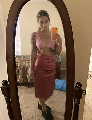 Hi babe ππ come have some fun with me. Free page and I do customs β€οΈ