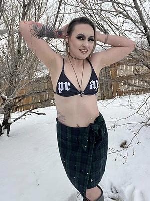 Tell me if you think my armpits smell good ๐