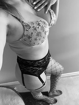 Curvy single MILF waiting to be claimed