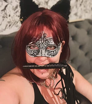 Mask on, claws out – whoever is good gets cuddles, whoever is cheeky feels the whip. 🖤😼