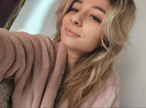 Blonde bedhead and morning light ☀️ Hope your day starts as soft as this one 👽💛