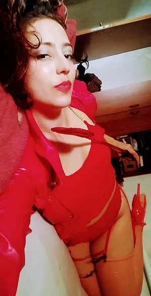 Are you one of those who are attracted to a pretty 40-year-old Madame?