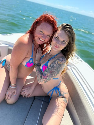 she looks so good eating mommys pussy