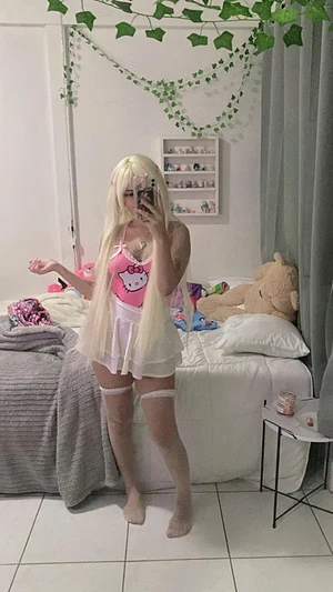 come and see this blondie hot girl ๐ฎโ๐จ